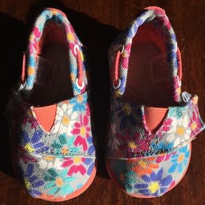 Toms size 4 toddler